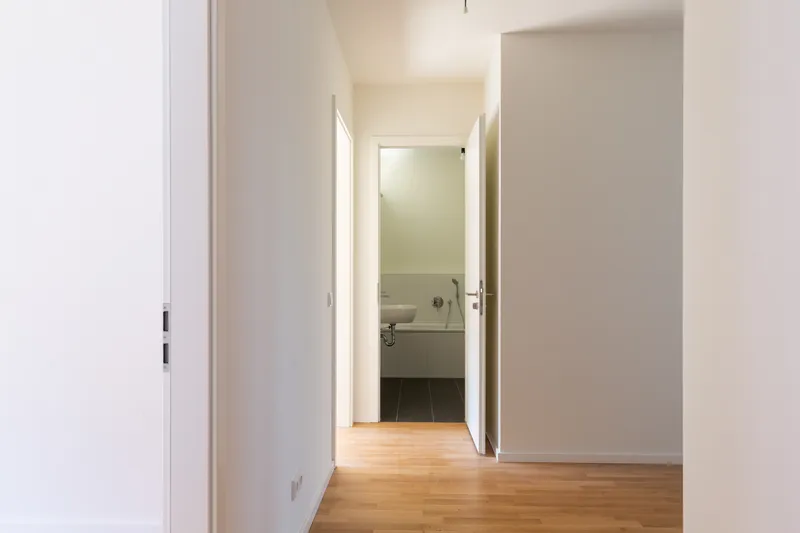 2-Raum Wohnung im bekannteste Gebäude mit markanten roten Balkonen in Berlin Kreuzberg — photo 1